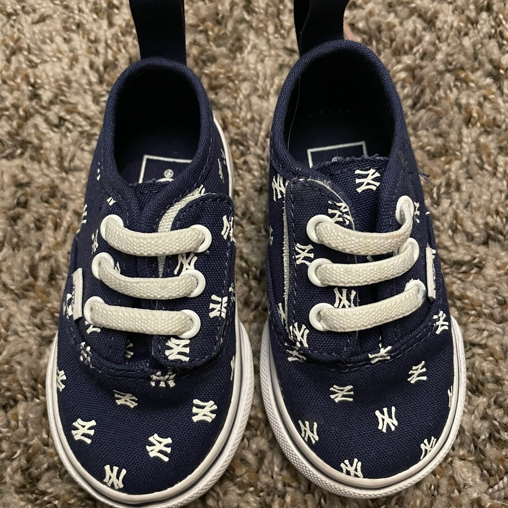 Toddler yankees vans size 3.5 never worn